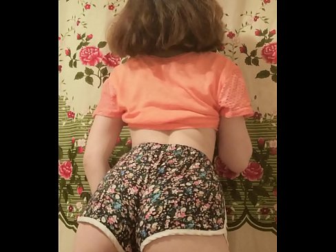 ❤️ Leanabh òg sexy a ’toirt dheth na shorts aice air a’ chamara ❤❌ Gnè càileachd leinn