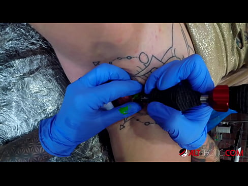 ❤️ Fìor tattooed hottie Sully Savage fhuair tattoo air a clitoris ❤❌ Gnè càileachd leinn